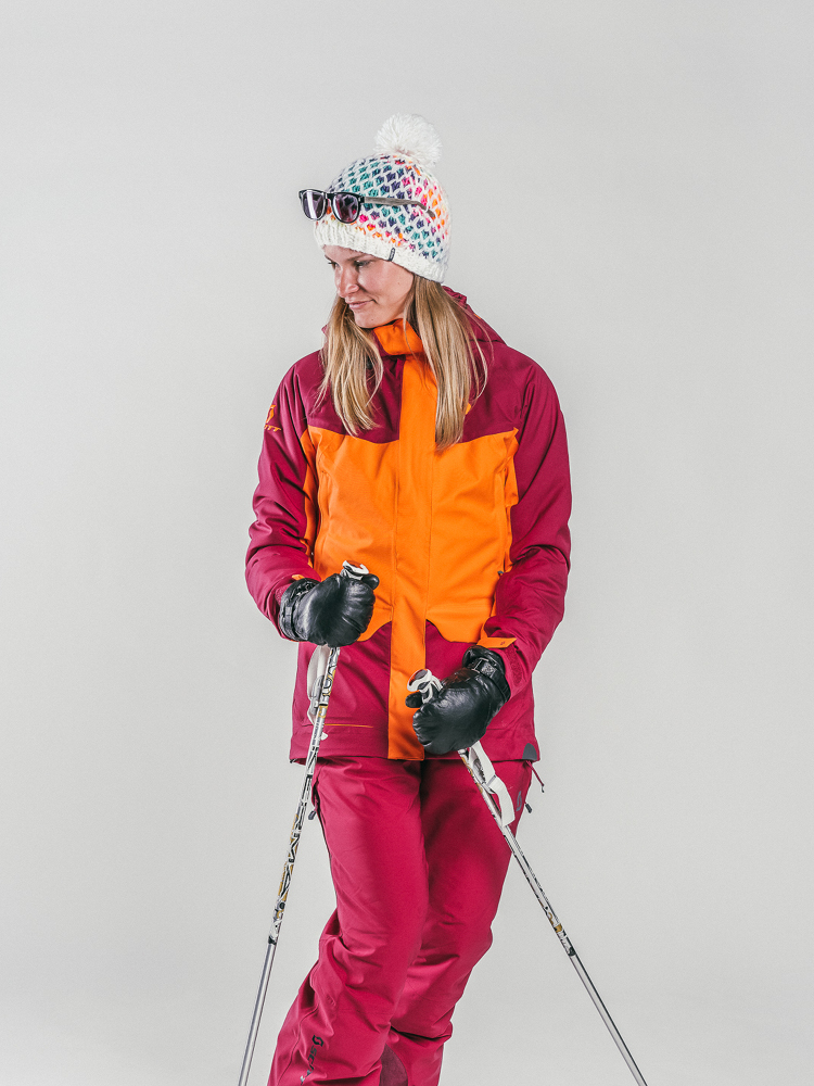 Oxygène Ecole de Ski & Snowboard femme avec des bâtons