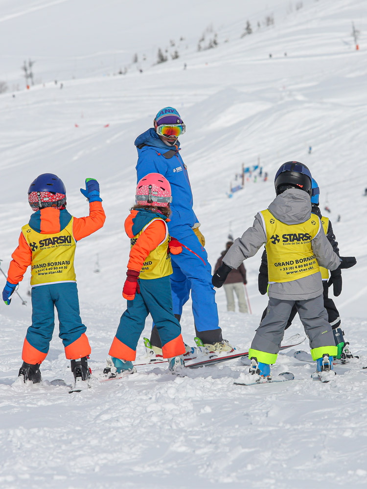 L'enseignement se fait autour de jeux et d'activités ludiques pour que le ski soit un plaisir.