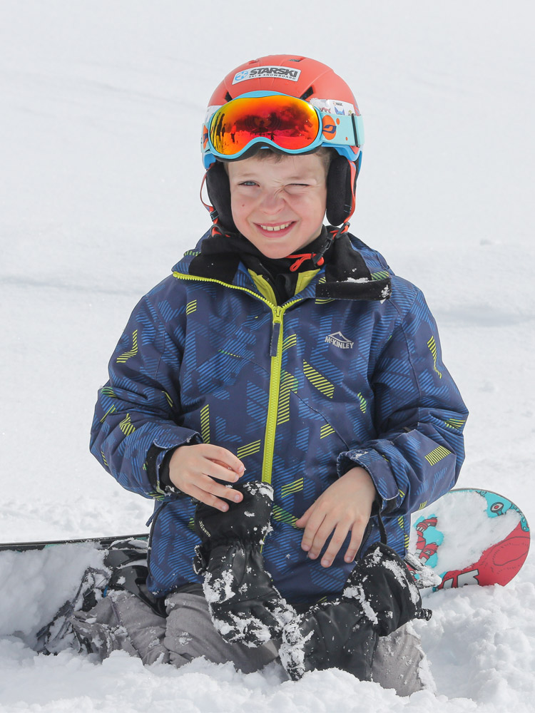Les cours collectifs snowboard Starski sont accessibles à partir de 8 ans.