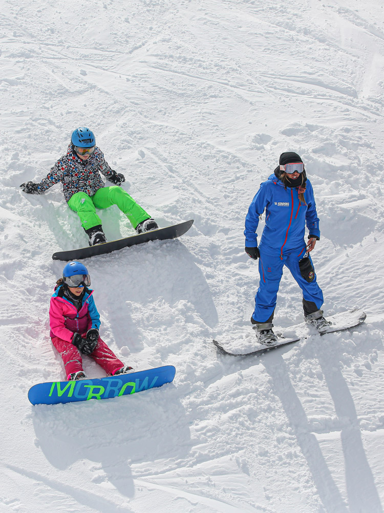 Nous proposons des cours de snowboard pour tous les niveaux : débutant, intermédiaire et expert.