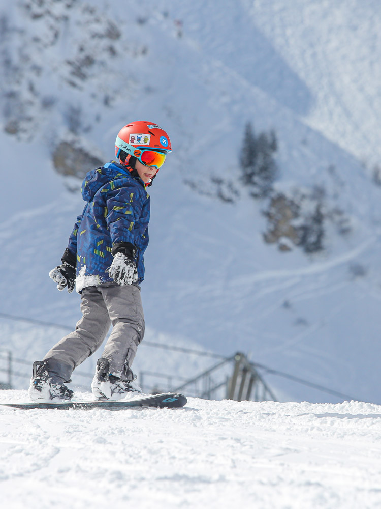 Les cours Baby Snowboard procurent aux enfants de 3 à 7 ans leurs premières sensations de glisse en snowboard.